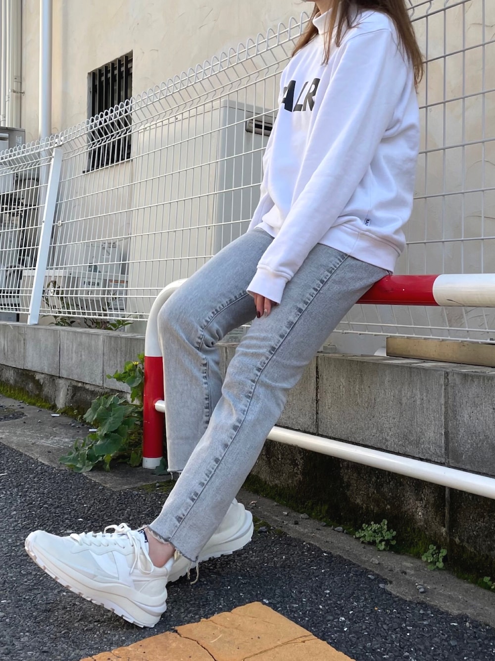 「休日コーデ、カジュアルコーデ、カジュアル、デニム、デニムパンツ、ホワイト、スニーカー、スニーカーコーデ、ホワイトスニーカー、スウェット、パンツスタイル、ユニクロ、UNIQLO、ZARA、ザラ」｜「ZARAのアイテム（デニムパンツ、ブルー系）」を使った、ashognさん（レディース・156cm）の冬コーディネートの1枚目の写真