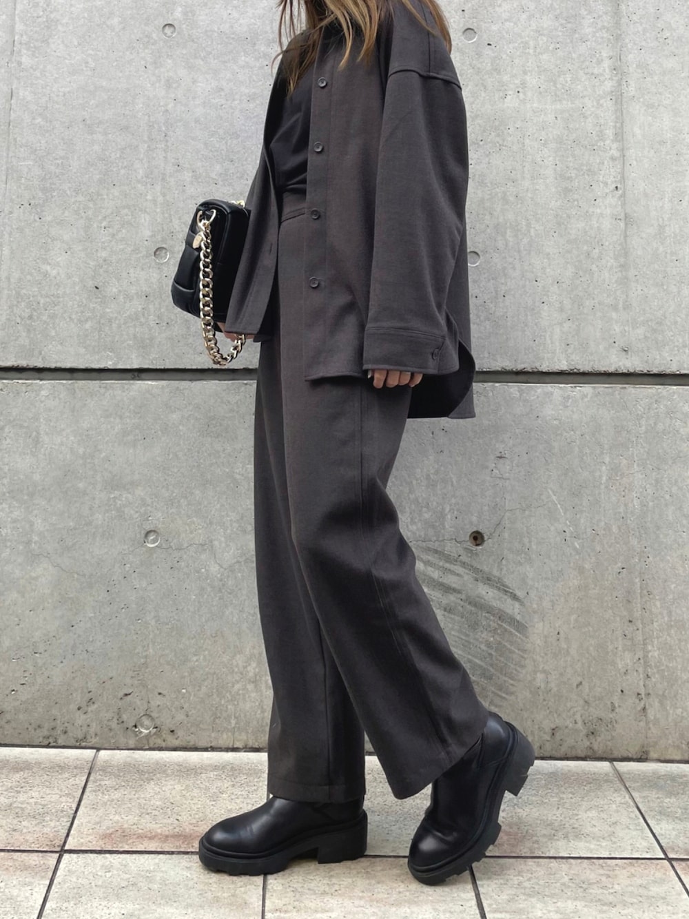 「セットアップ、ブーツ、ブラック、ワントーンコーデ、UNIQLO、秋のコーデ、ショートブーツ、モノトーン、ユニクロ、ブラウン、厚底シューズ、パンツスタイル、ジャケットスタイル、モノトーンコーデ、コンバットブーツ」｜「UNIQLOのアイテム（セットアップ、ブラウン系）」を使った、ashognさん（レディース・156cm）の秋コーディネートの1枚目の写真