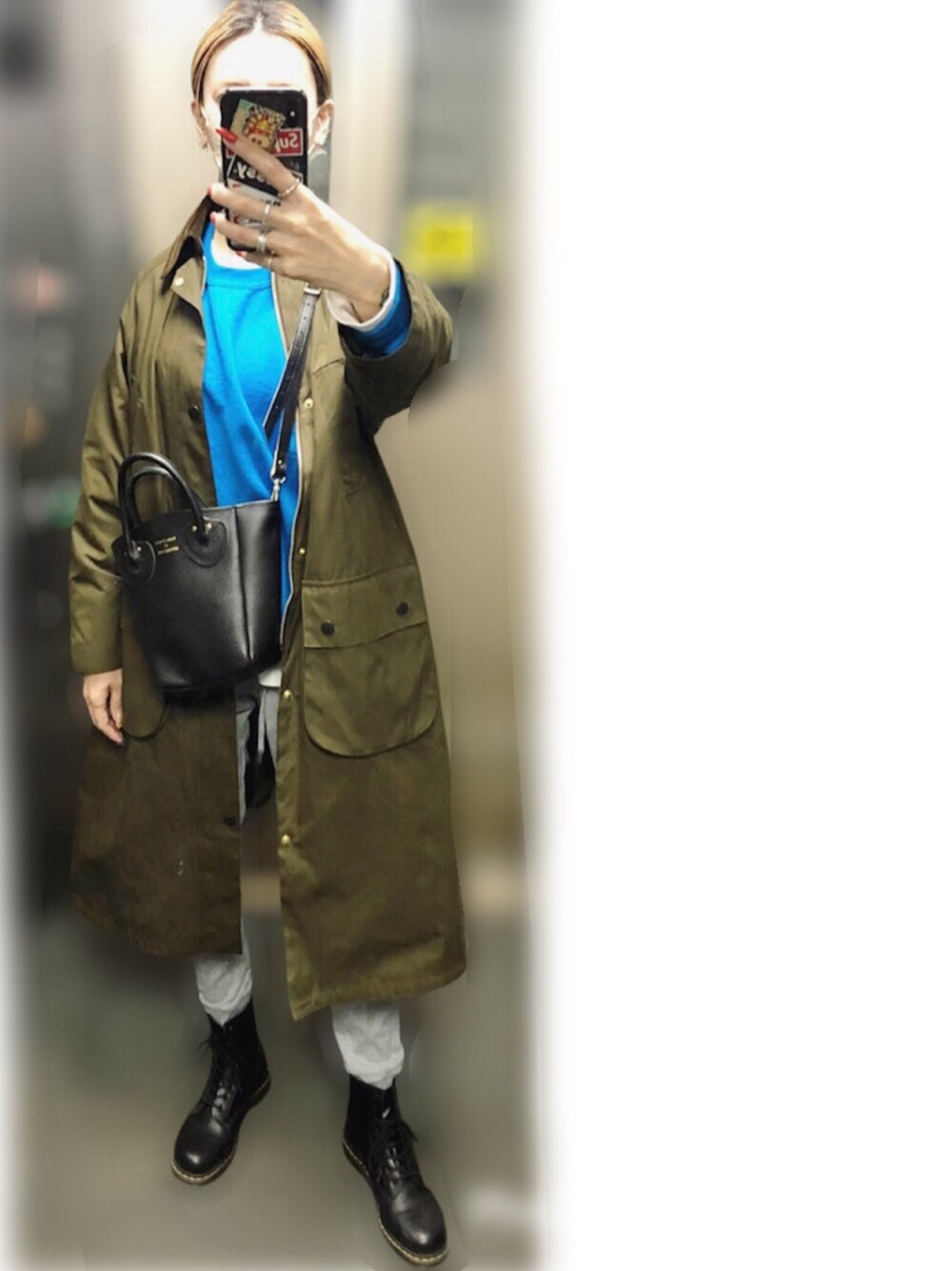 「ootd、大人カジュアル、ラクチンコーデ、休日コーデ、リラックススタイル、barbour、スウェット、ブルー、ブーツ、おしゃれさんと繋がりたい、いいね、save、フォローお願いします🤑」｜「BEAMS BOYのBarbour × BEAMS BOY / 別注 Balvenie Long Jacket（ステンカラーコート、グリーン系）」を使った、MM.Øさん（レディース・166cm）の冬コーディネートの1枚目の写真