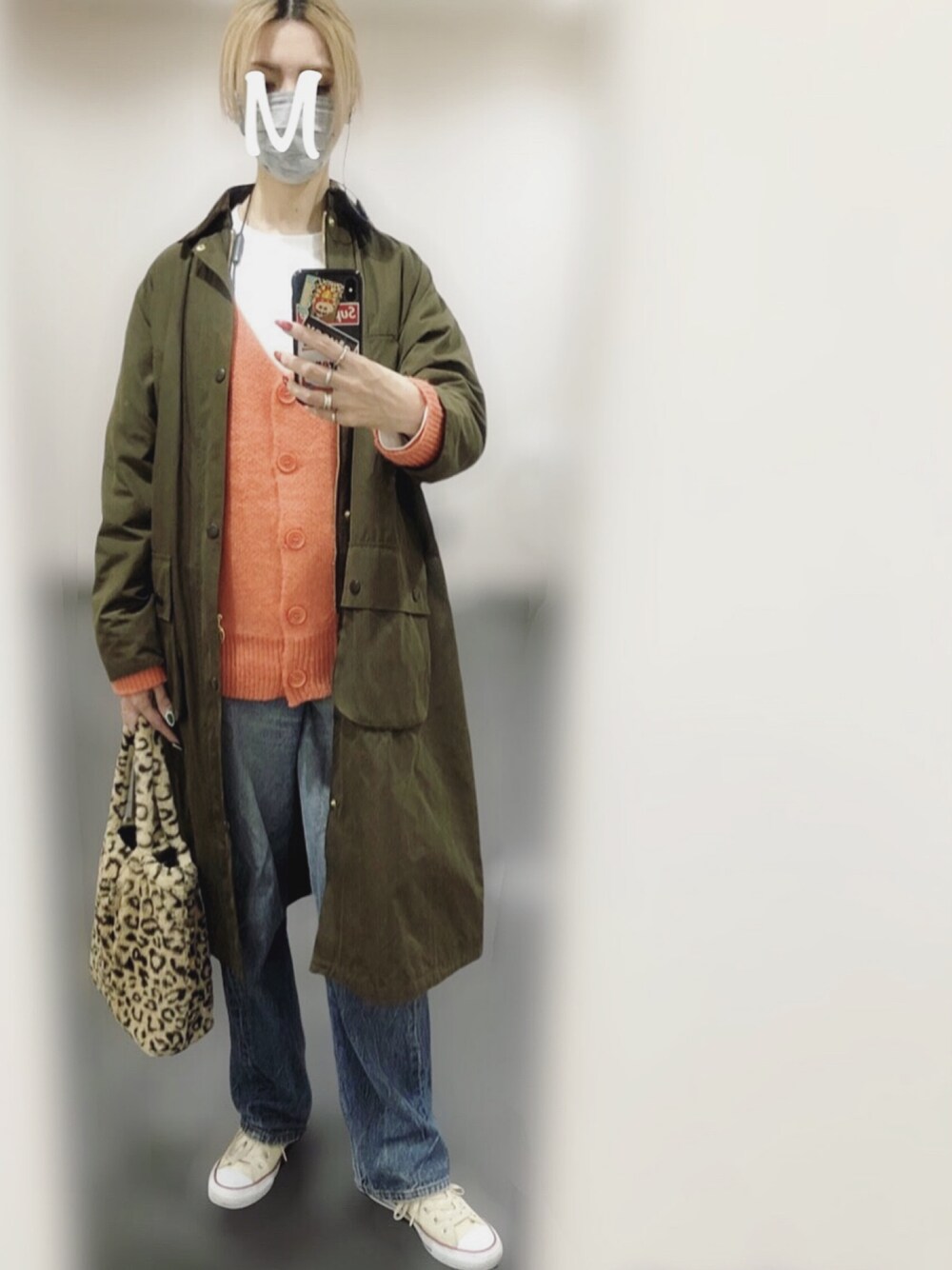 「ootd、ゆるコーデ、カジュアルコーデ、オトナカジュアル、barbour、コート、カーディガン、デニム、スニーカー、ファー小物、レオパード」｜「feepurのカラバリシャギーVネックカーディガン（カーディガン/ボレロ、ピンク系）」を使った、MM.Øさん（レディース・166cm）の冬コーディネートの1枚目の写真