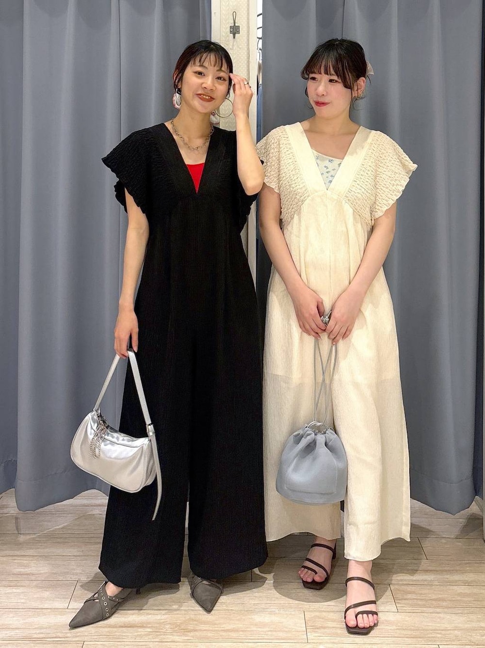 シルバー系のトートバッグ、グレー系のパンプス、ブラック系のサロペット/オーバーオールを着用したレディースの春コーディネートの1枚目の写真