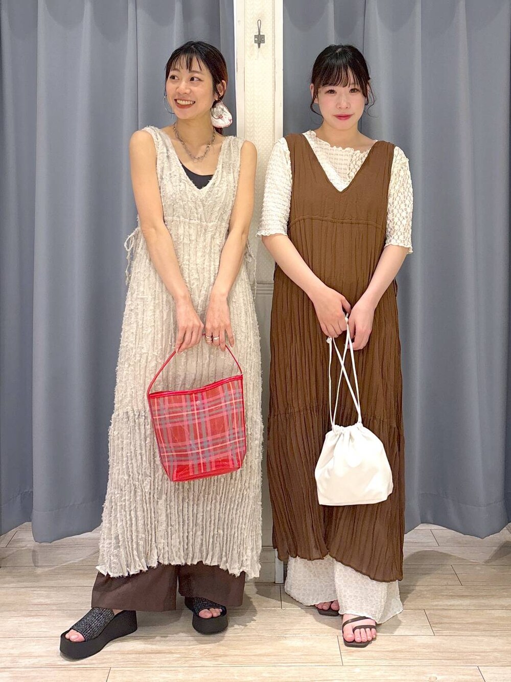 シルバー系のサンダル、ブラウン系のサンダル、グレー系のショルダーバッグを着用したレディースの春コーディネートの1枚目の写真