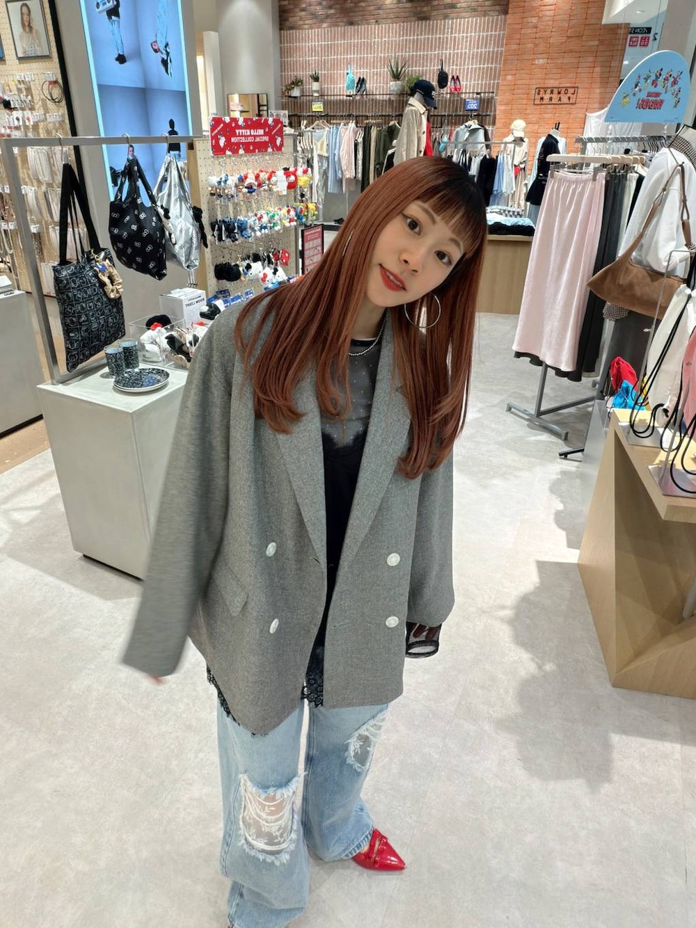 グレー系のテーラードジャケット、ブラック系のTシャツ/カットソー、ブルー系のデニムパンツを着用したレディースの春コーディネートの1枚目の写真