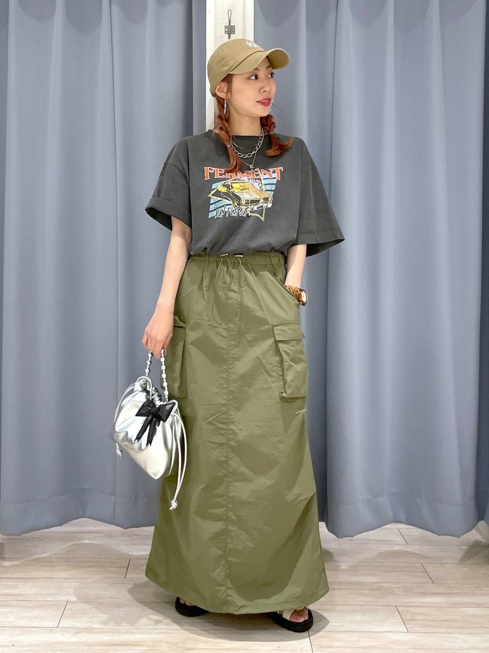 「差し色コーデ、カジュアル、オーバーサイズ、テーマパーク、デート/ロマンティック、春コーデ、夏コーデ、女子会、旅行、ショルダーバッグ、LOWRYS FARM、スカート、サンダル、Tシャツ、おでかけ」｜「LOWRYS FARMのループタイネックレス  111654（ネックレス、グレー系）」を使った、さとめぐさん（レディース・159cm）の夏コーディネートの1枚目の写真