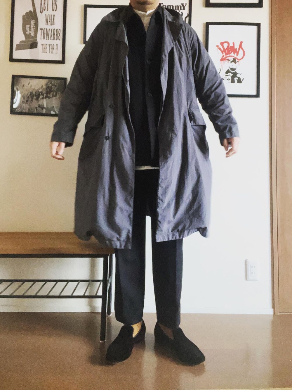 「秋冬コーデ、今日のコーデ、オトナカジュアル、モノトーンコーデ、ootd、メンズコーデ」｜「TEATORAの【TEATORA】Device Coat DP（ステンカラーコート、グレー系）」を使った、hs_ngy17さん（メンズ・185cm）の冬コーディネートの1枚目の写真