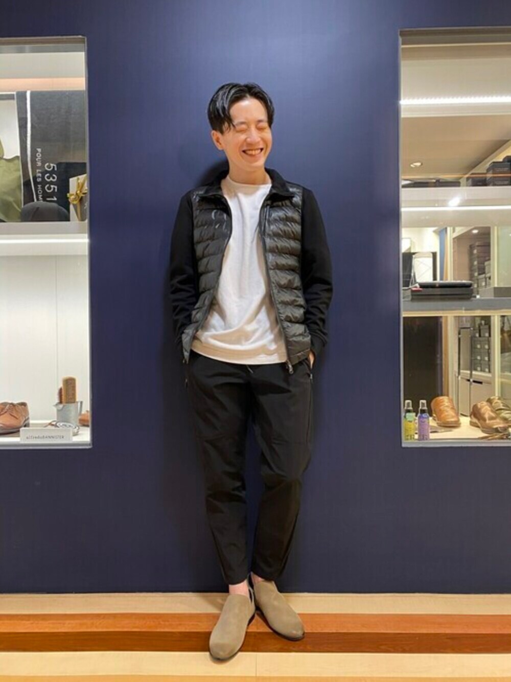 ブラック系のパーカー、ブラック系のその他パンツ、ベージュ系のスリッポンを着用したメンズの夏コーディネートの1枚目の写真