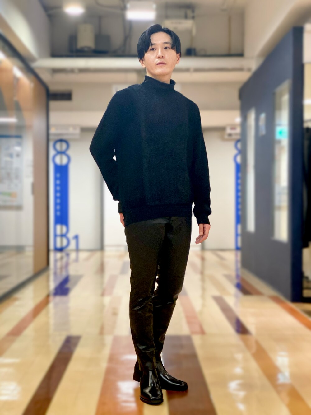 「ニット、ブーツ、レザー、ブラックコーデ、オールブラック、冬コーデ、タートルネック、大人カジュアル、低身長、クリスマスに着たい服」｜「5351 POUR LES HOMMESのコンビネーションクルーネックニット（ニット/セーター、ブラック系）」を使った、大澤 拓也さん（メンズ・165cm）の冬コーディネートの1枚目の写真