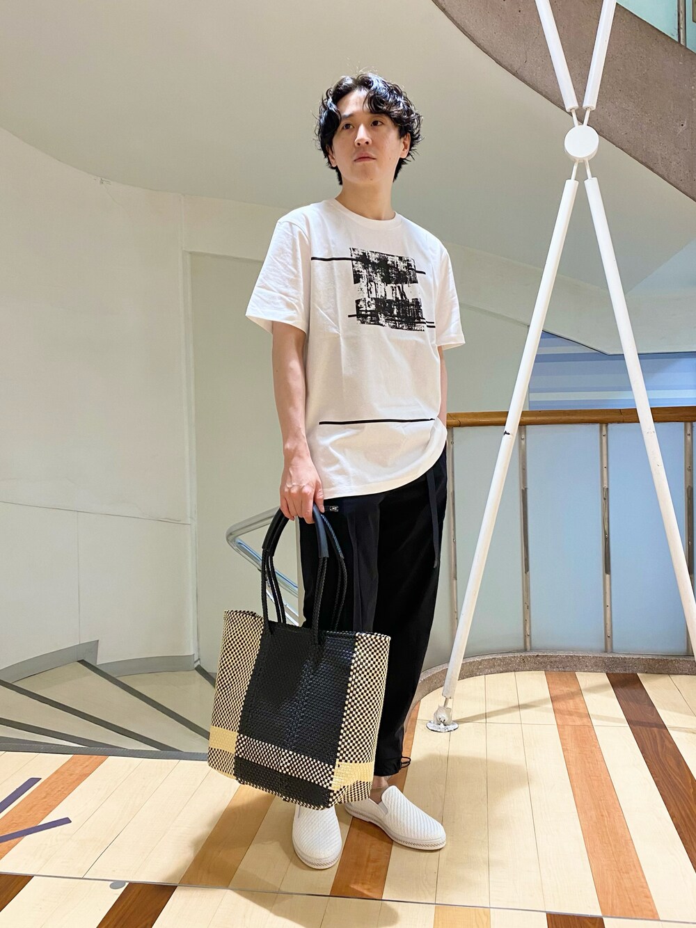 「シンプル、モノトーン、大人カジュアル、休日スタイル、プリントT、シンプルコーデ、夏コーデ、白Tシャツ、低身長コーデ、メルカドバッグ」｜「5351 POUR LES HOMMESの【22S/S】抽象柄壁画風プリントTシャツ（Tシャツ/カットソー、ホワイト系）」を使った、大澤 拓也さん（メンズ・165cm）の夏コーディネートの1枚目の写真