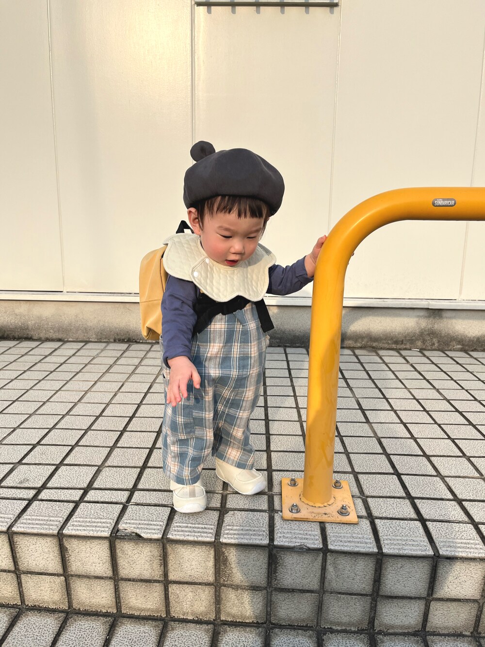 「春服デビュー宣言、キッズコーデ、サロペット、お散歩コーデ、男の子コーデ、チェック柄、カジュアルコーデ、シンプルコーデ、くまさん帽子、春コーデ」｜「赤ちゃん本舗のアイテム（ハンチング/ベレー帽、グレー系）」を使った、manamoriさん（キッズ・70cm）の春コーディネートの1枚目の写真
