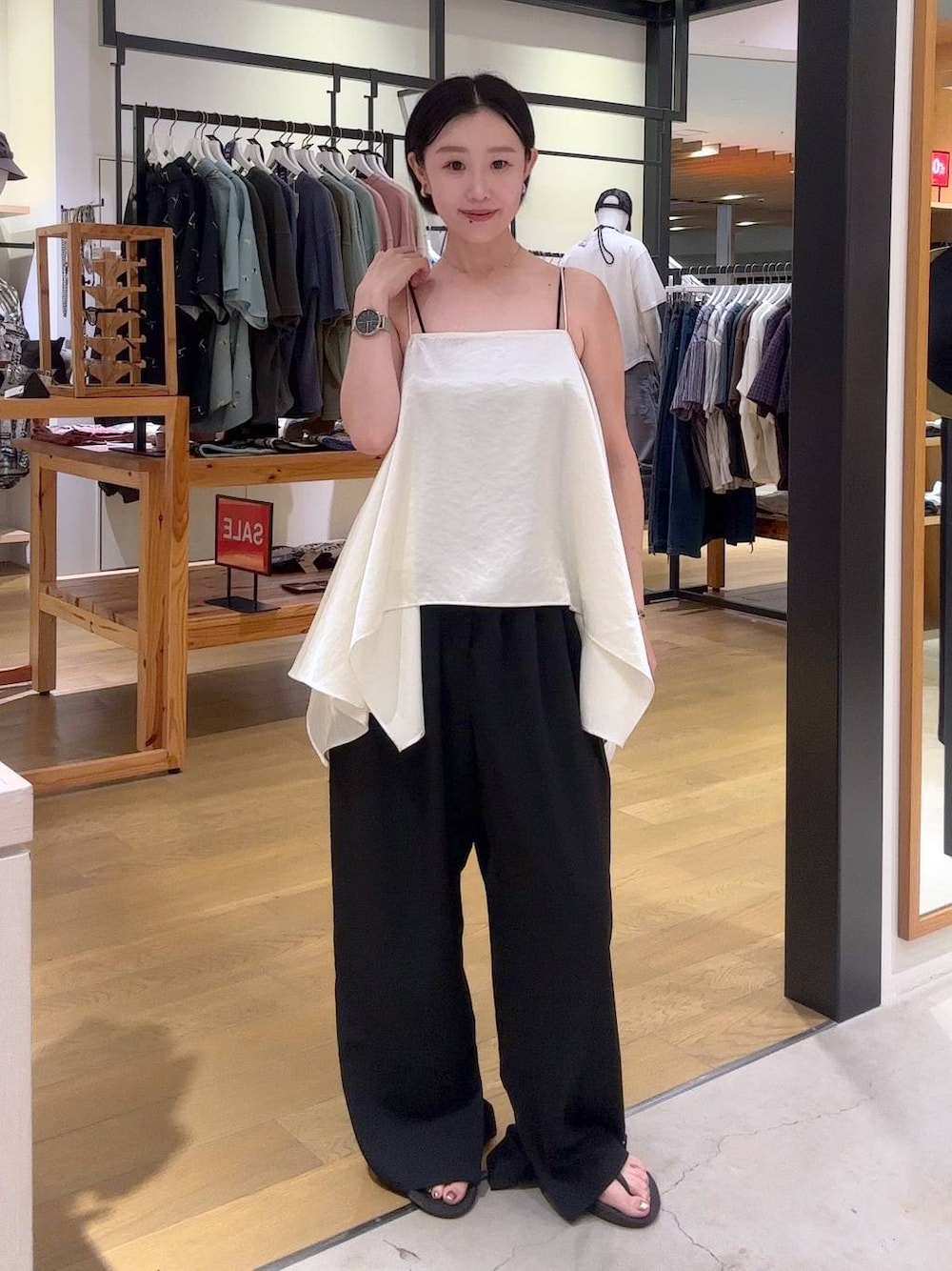 ブラック系のその他パンツ、ベージュ系のキャミソール、ブラック系のサンダルを着用したレディースの夏コーディネートの1枚目の写真