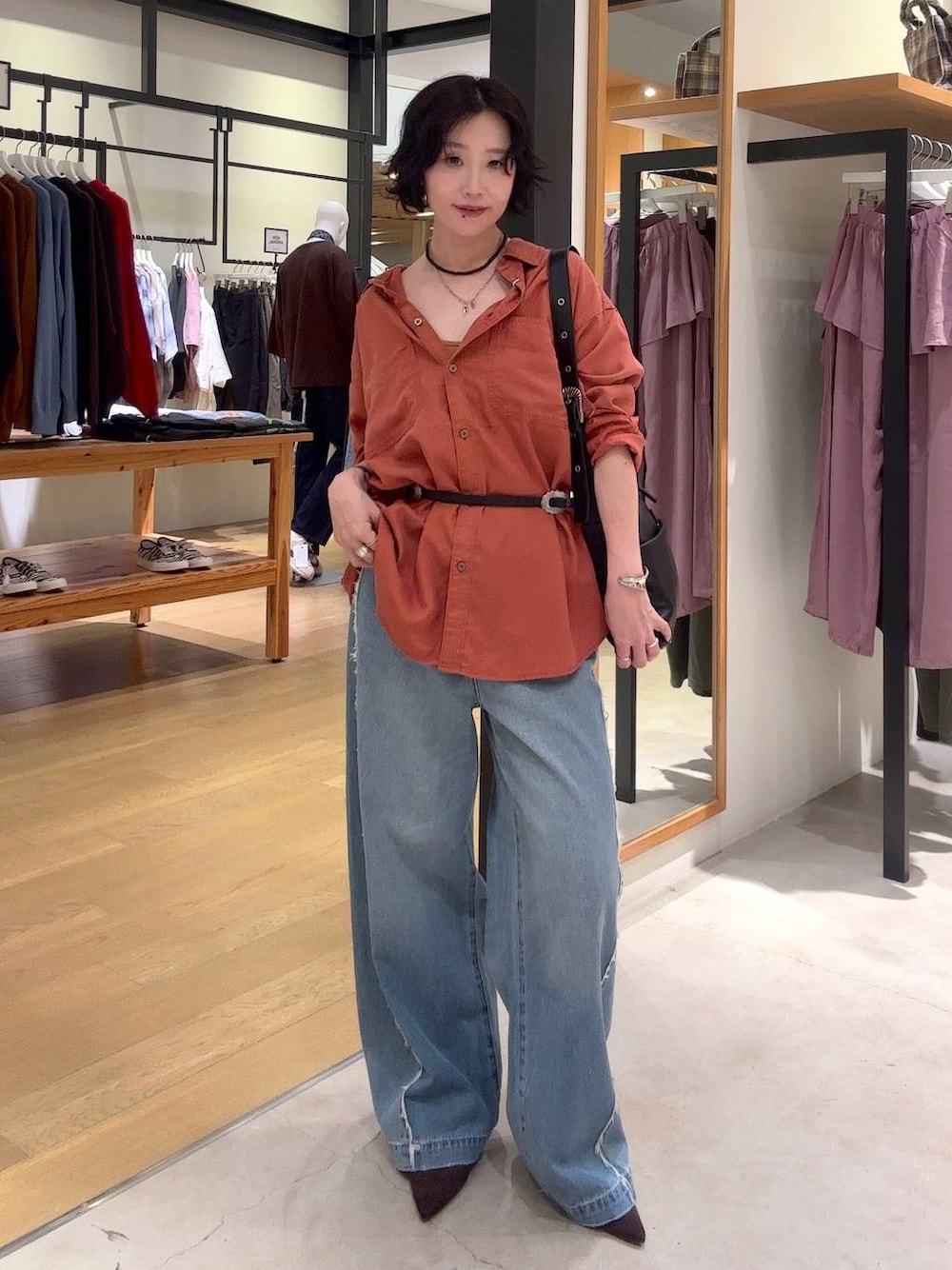ブラウン系のパンプス、ブルー系のデニムパンツ、ブラウン系のシャツ/ブラウスを着用したレディースの夏コーディネートの1枚目の写真