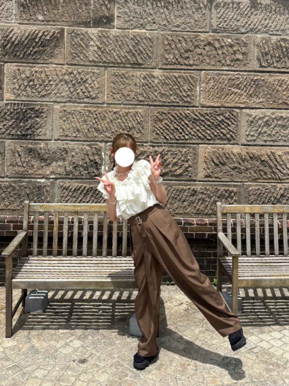 ホワイト系のシャツ/ブラウス、ブラウン系のその他パンツ、ブラック系のサンダルを着用したレディースの夏コーディネートの1枚目の写真