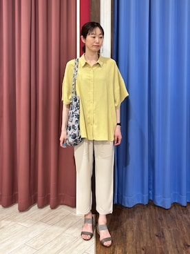 「SHOO・LA・RUE（シューラルー）の【高レビュー/洗濯後しわになりにくい/体型カバー】きちんとゆるっと 大人の抜け感 ポンチョ風カラーシャツ（シャツ/ブラウス、イエロー系）」を使った、ちゃーさん（レディース）の春コーディネート