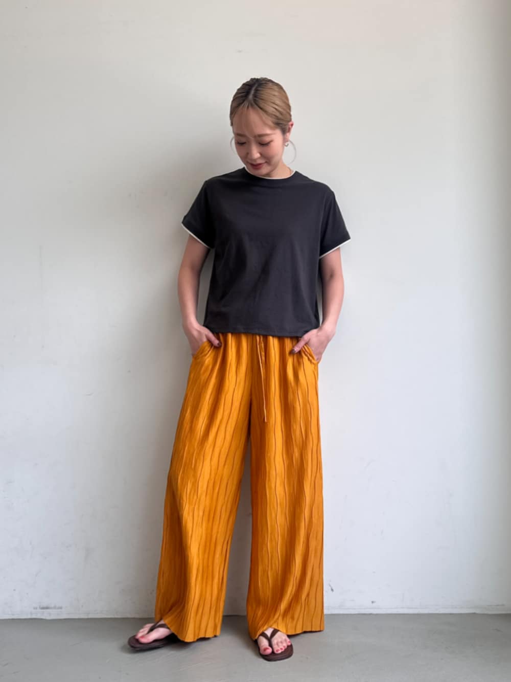 グレー系のTシャツ/カットソー、オレンジ系のその他パンツを着用したレディースの夏コーディネートの1枚目の写真