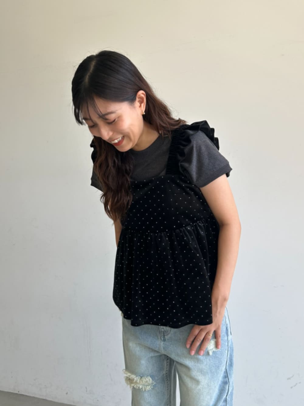 ブラック系のキャミソール、ブルー系のデニムパンツ、グレー系のTシャツ/カットソーを着用したレディースの夏コーディネートの1枚目の写真