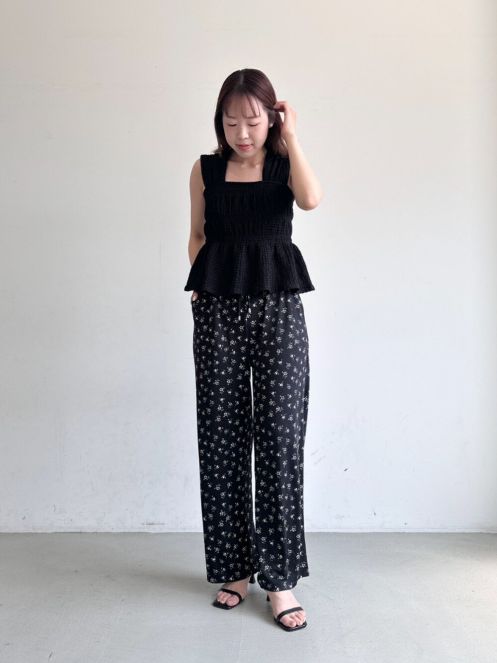 その他のその他パンツ、ブラック系のTシャツ/カットソーを着用したレディースの夏コーディネートの1枚目の写真