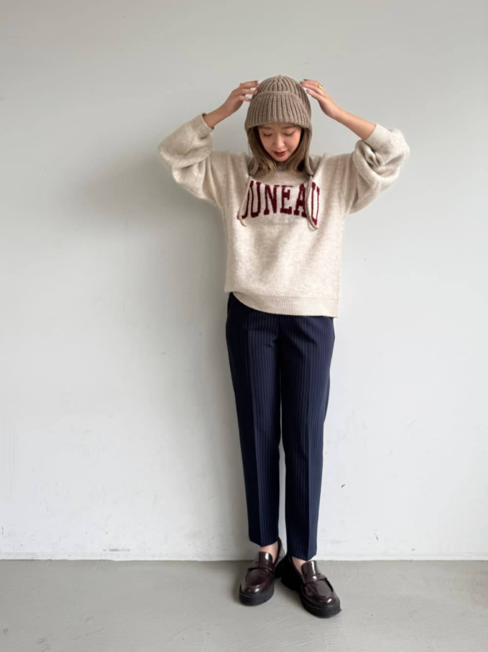 その他のスラックス、ベージュ系のニット/セーター、ベージュ系のニットキャップ/ビーニーを着用したレディースの秋コーディネートの1枚目の写真