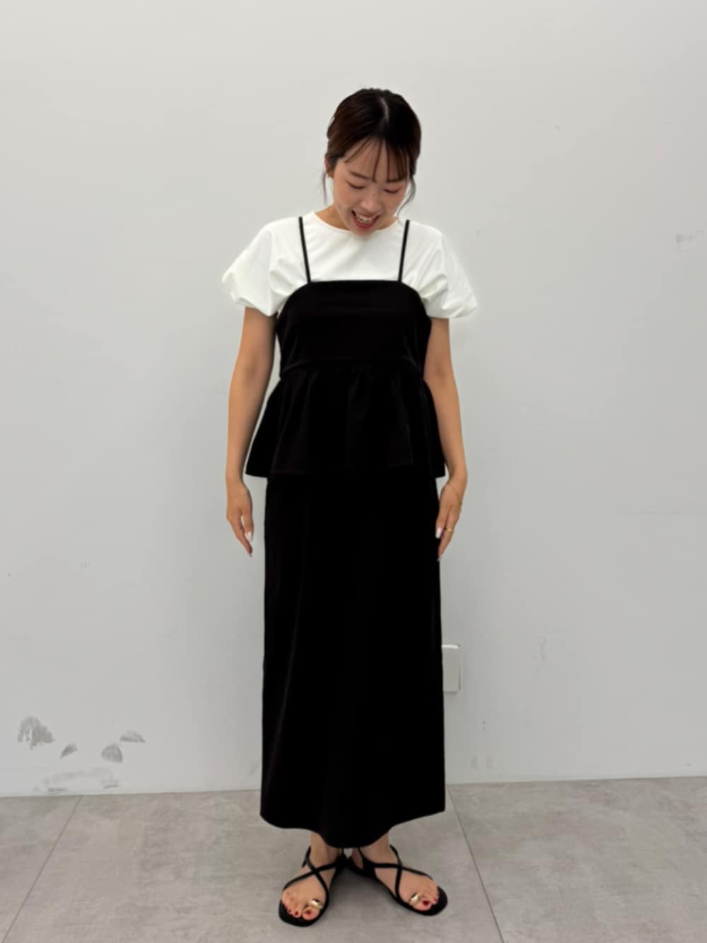 ブラウン系のワンピース、ホワイト系のTシャツ/カットソーを着用したレディースの夏コーディネートの1枚目の写真
