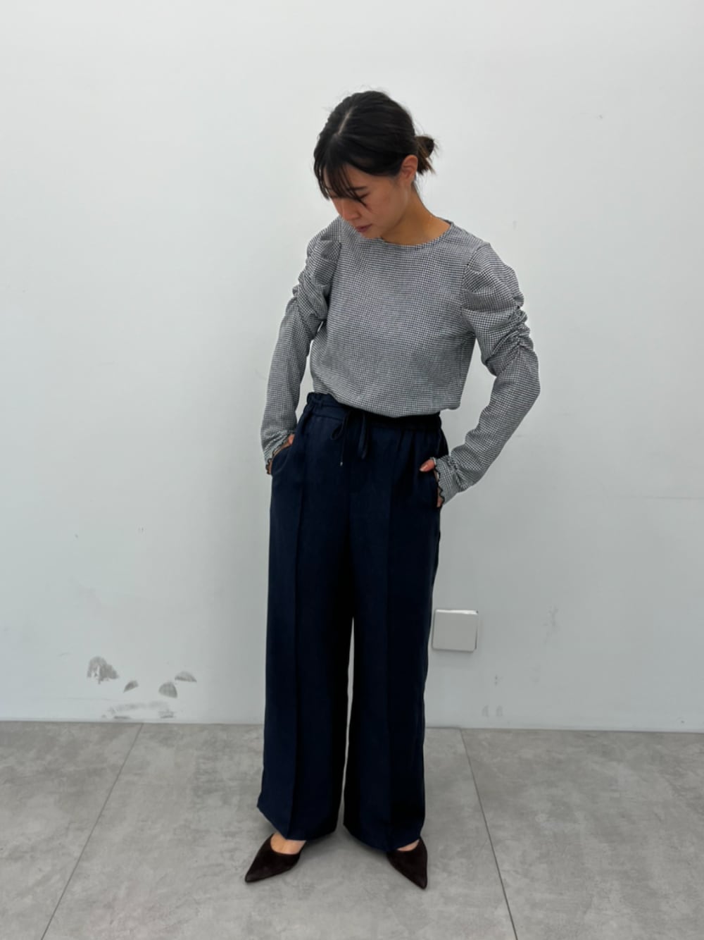 ブルー系のスラックス、ブラック系のTシャツ/カットソーを着用したレディースの秋コーディネートの1枚目の写真