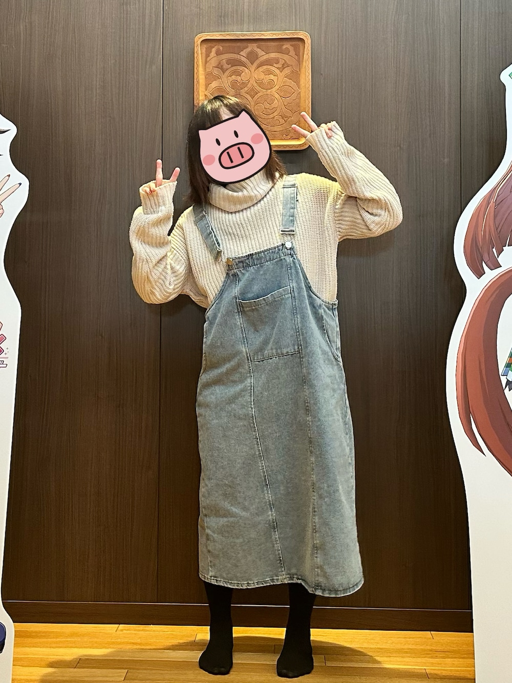 ブルー系のジャンパースカート、ホワイト系のニット/セーターを着用したレディースの冬コーディネートの1枚目の写真