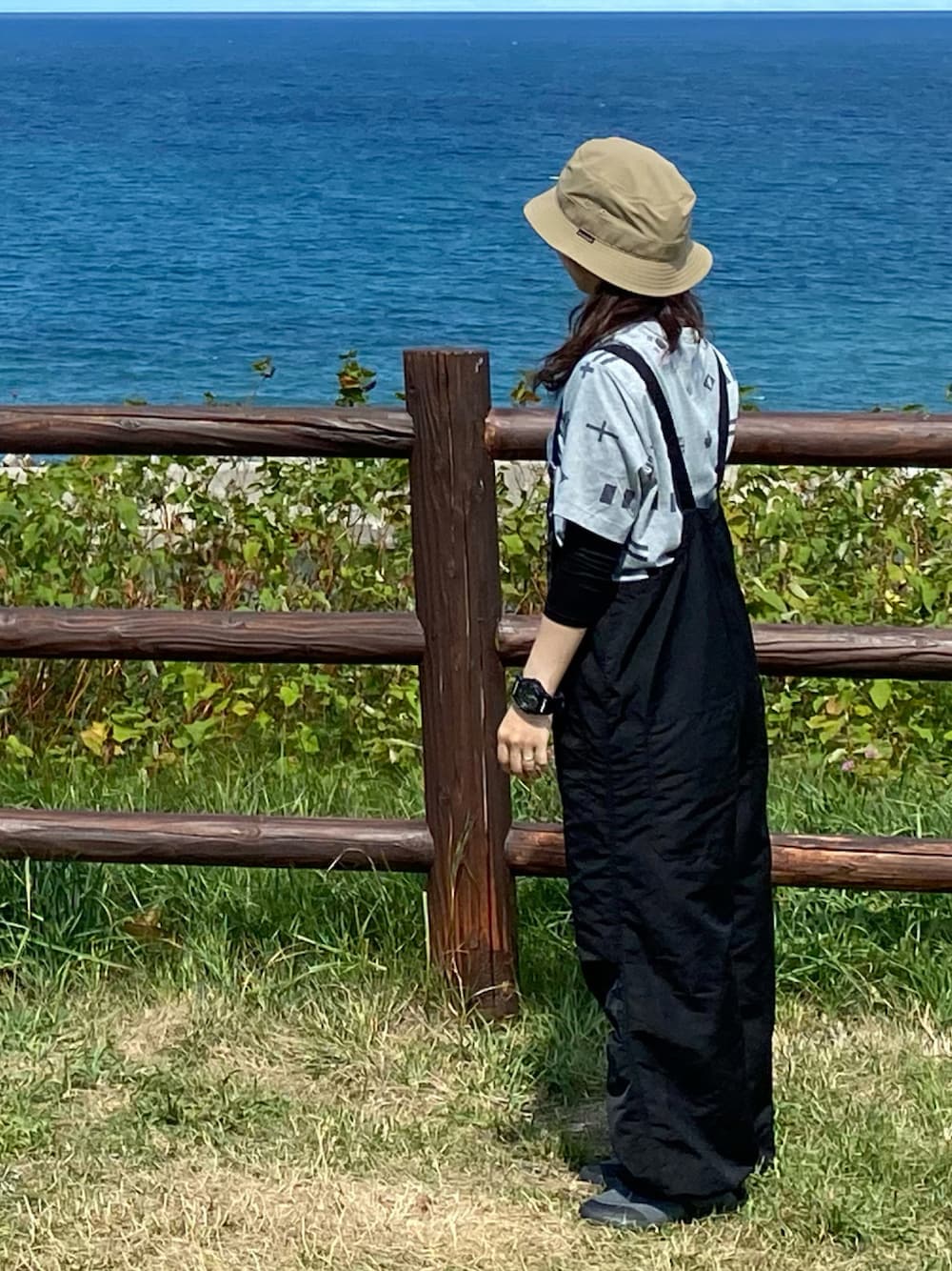 「キャンプ、バケットハット、mont-bell、Tシャツ、NIKE、ヒートテック、UNIQLO、ユニクロ、サロペット、オーバーオール、merlot、スリッポン、ワークマン、シンプル、低身長コーデ」｜「mont-bellのアイテム（帽子、ベージュ系）」を使った、e r i n a ⋈*｡ﾟさん（レディース・152cm）の秋コーディネートの1枚目の写真