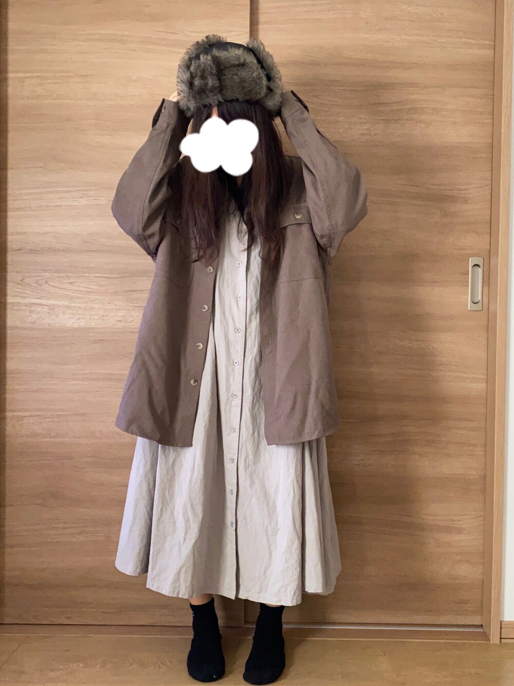 「フライトキャップ、14+、シャツスタイル、シャツ、シャツコーデ、ワンピース、シャツワンピ、ニコアンド、JUNOAH、秋コーデ、シンプル、低身長、低身長コーデ、カジュアル」｜「14+のフェイクファー ナイロン ファーハット / フライトキャップ / パイロット（キャップ、ブラック系）」を使った、e r i n a ⋈*｡ﾟさん（レディース・152cm）の秋コーディネートの1枚目の写真