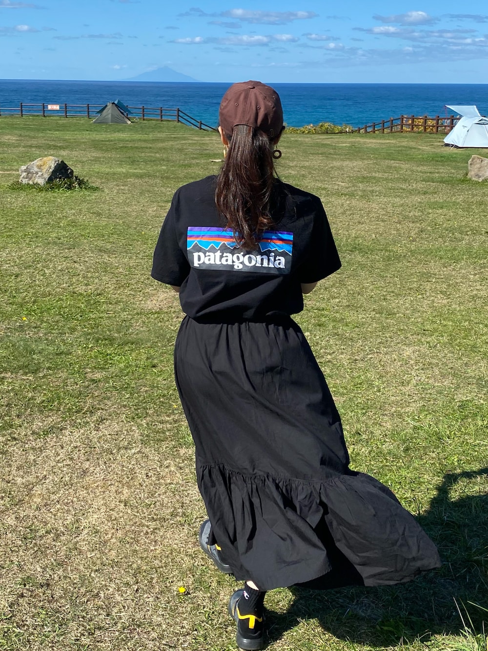 「キャンプ、キャップ、NEWHATTAN、Tシャツ、patagonia、ロゴT、スカート、黒、ブラック、ブラックコーデ、スニーカー、スニーカーコーデ、ワークマン、低身長」｜「newhattanの【newhattan】  ニューハッタン キャップ STONE WASHED TWILL CAP（キャップ、ブラウン系）」を使った、e r i n a ⋈*｡ﾟさん（レディース・152cm）の秋コーディネートの1枚目の写真