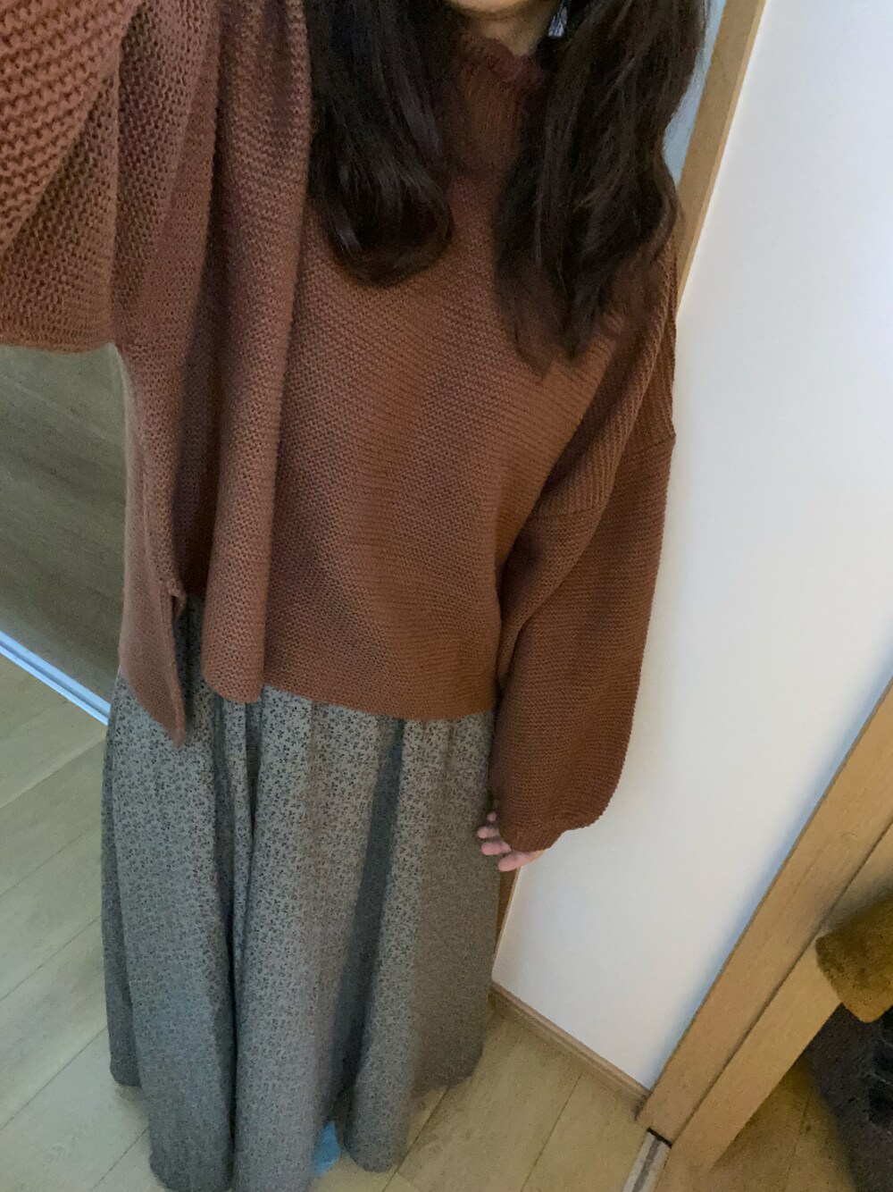 「ニット、ブラウン、ブラウンコーデ、ロングスカート、スカート、冬コーデ、シンプル、ゆるコーデ、休日スタイル、ニットコーデ、低身長」｜「ADOLESCENCE のバルーンスリーブサイドスリットハイネックニットトップス【ZOZOTOWN限定アイテム】（ニット/セーター、ブラウン系）」を使った、e r i n a ⋈*｡ﾟさん（レディース・152cm）の冬コーディネートの1枚目の写真