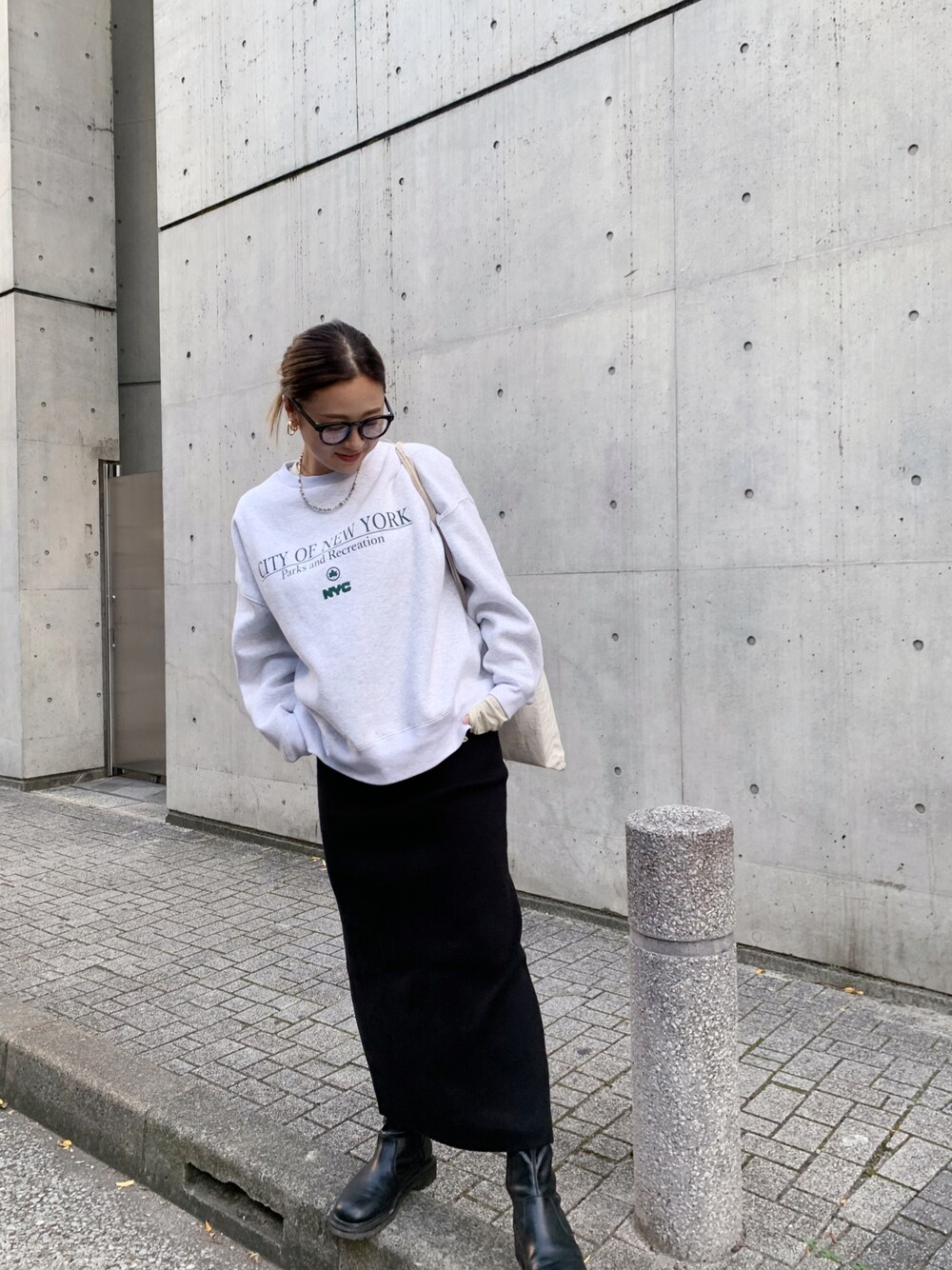 「ファッションを楽しもう、着回しコーデ、大人コーデ、シンプルスタイル、スウェットコーデ、タイトスカート、きれいめカジュアル、コーディネート、ロングスカート、春のおしゃ見えテクニック、メガネ女子」｜「NANO universeのアイテム（トップス、グレー系）」を使った、makiさん（レディース・163cm）の秋コーディネートの1枚目の写真