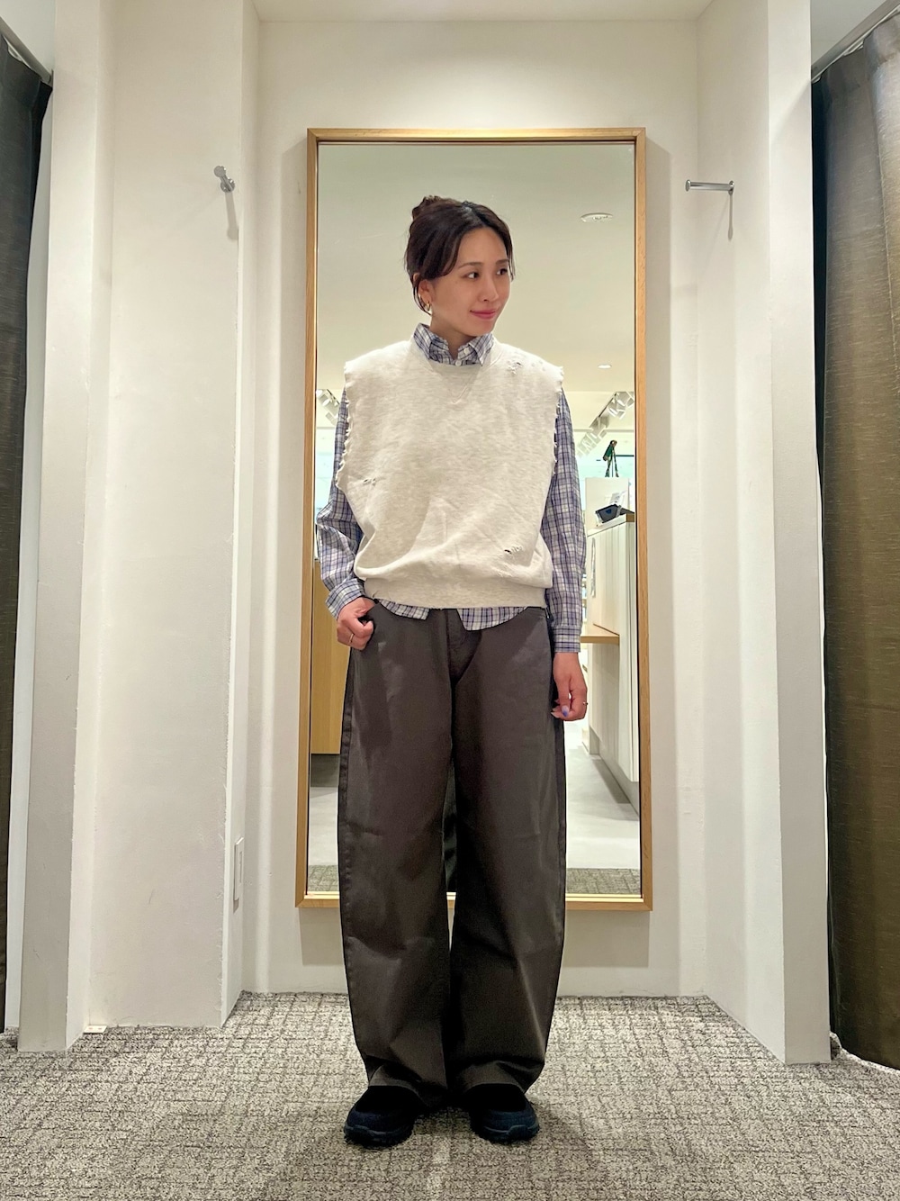 ブルー系のシャツ/ブラウス、ベージュ系のスウェット、グレー系のその他パンツを着用したレディースの夏コーディネートの1枚目の写真