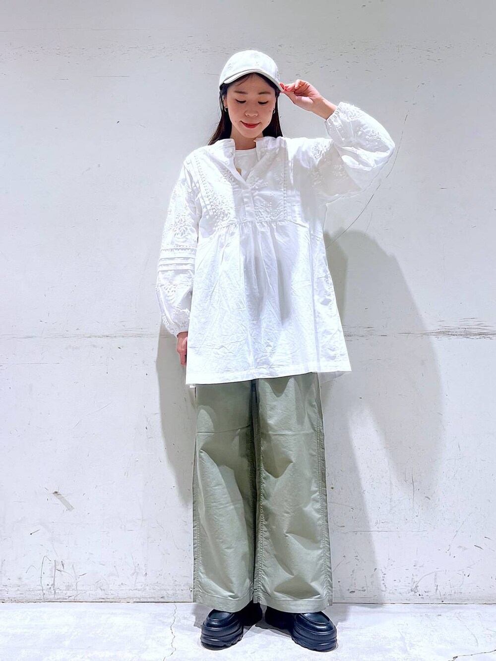 ブラック系のローファー、ホワイト系のTシャツ/カットソー、グリーン系のその他パンツを着用したレディースの春コーディネートの1枚目の写真