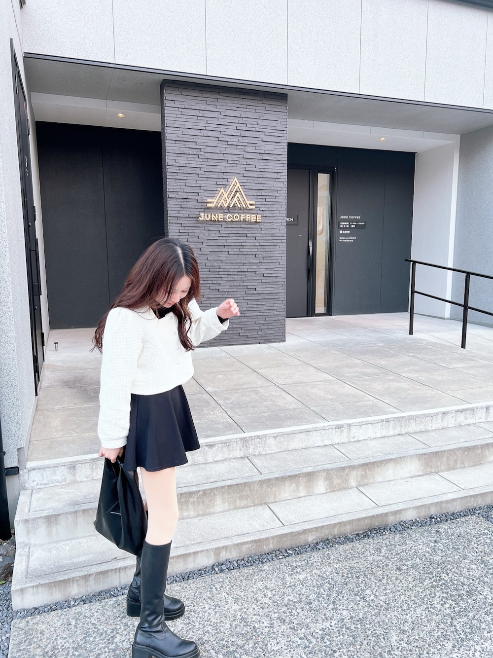「シンプルスタイル、大人女子、韓国ファッション、韓国ブランド、shein、韓国コーデ、きれいめカジュアル、秋冬コーデ、お出かけコーデ、UNIQLO、GRL、ミニスカート、ロングブーツ、スカートコーデ、カフェ」｜「Chicoの【新色追加】厚底チャンキーストレッチロングブーツ（ブーツ、ブラック系）」を使った、Ibukiさん（レディース・157cm）の冬コーディネートの1枚目の写真
