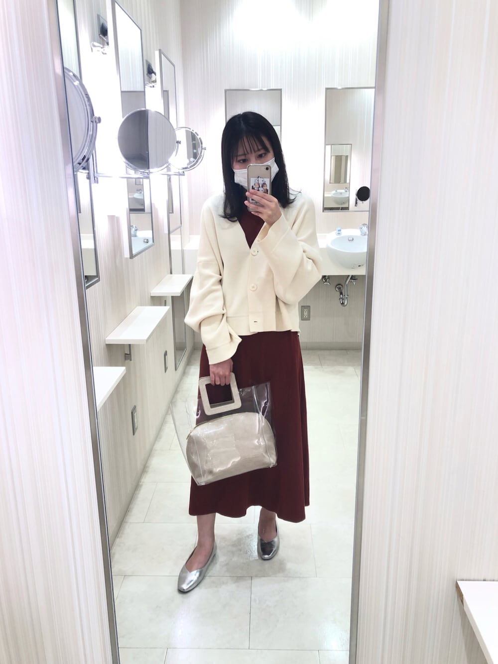 「クリアバッグ、夏コーデ、プチプラコーデ、シンプルコーデ、ワンピース、オトナカジュアル、UNIQLO」｜「UNIQLOのアイテム（カーディガン/ボレロ、ホワイト系）」を使った、Ibukiさん（レディース・157cm）の夏コーディネートの1枚目の写真