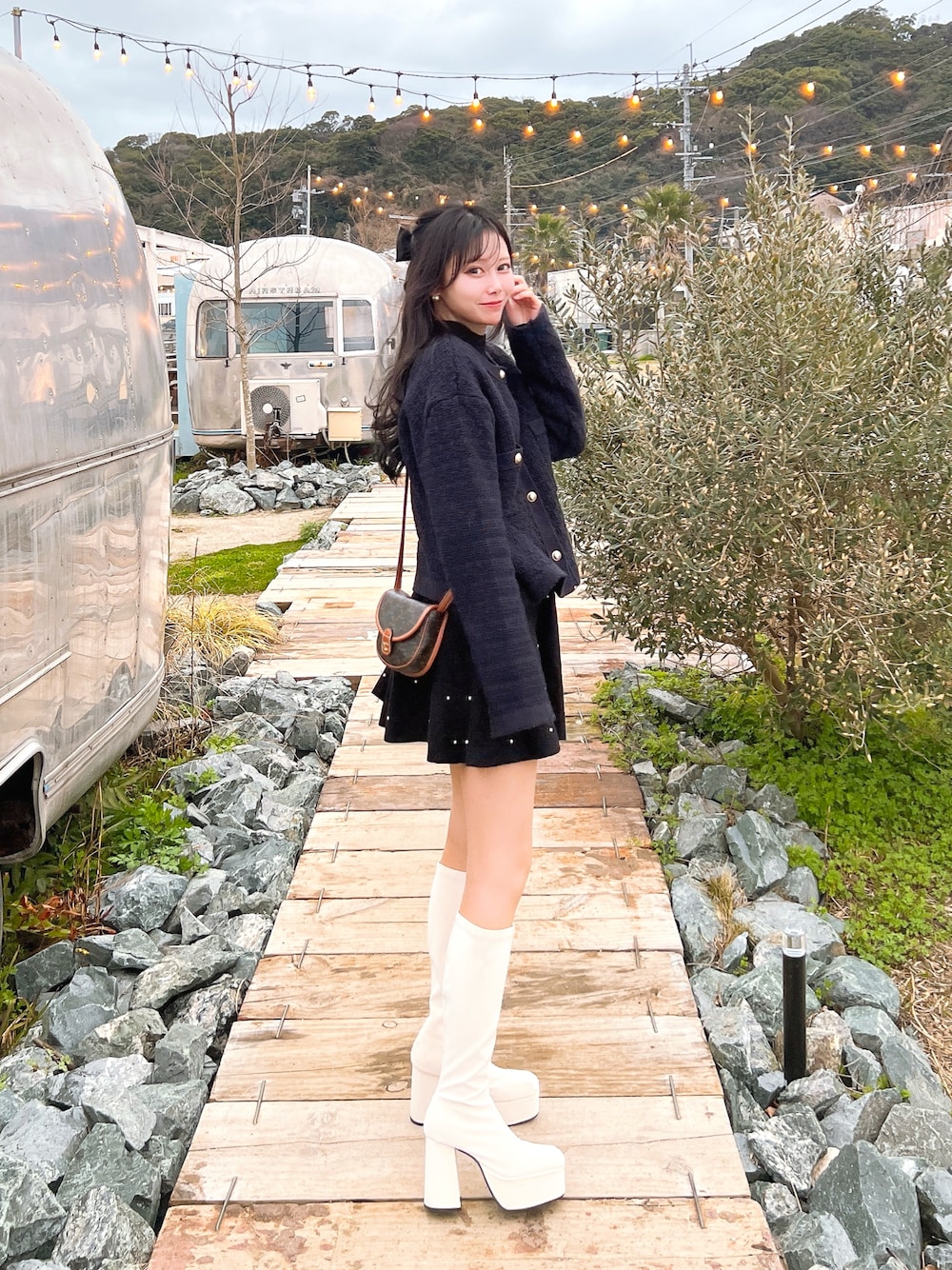 「秋服コーデ、秋服、キレイめ、おしゃれさんと繋がりたい、おでかけコーデ、大人女子、モノトーンコーデ、大人ガーリー、きれいめコーデ、ロングブーツ、ワンピ―ス、ミニ、大人コーデ、推し活コーデ、秋服準備はじめました」｜「GRLのアイテム（ブーツ、ホワイト系）」を使った、Ibukiさん（レディース・157cm）の冬コーディネートの1枚目の写真