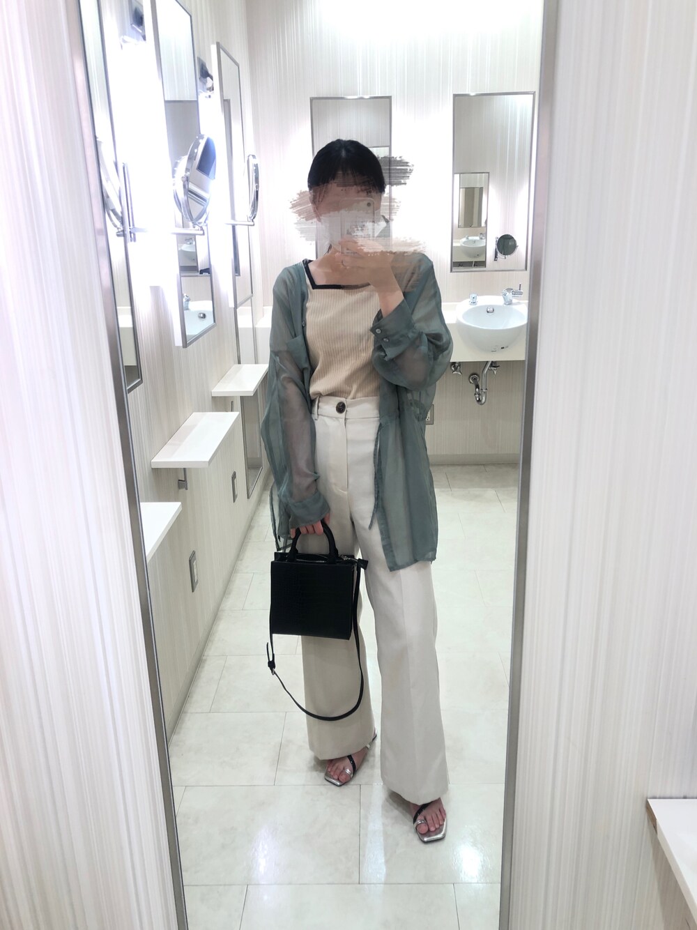「シアーシャツ、ラクチンコーデ、オトナ女子、シンプルコーデ、初夏コーデ、大人女子、フレアパンツ、キレイめ、プチプラ、プチプラコーデ」｜「GRLの3Wayクロコダイル柄スクエアショルダーバッグ（ショルダーバッグ、ブラック系）」を使った、Ibukiさん（レディース・157cm）の夏コーディネートの1枚目の写真