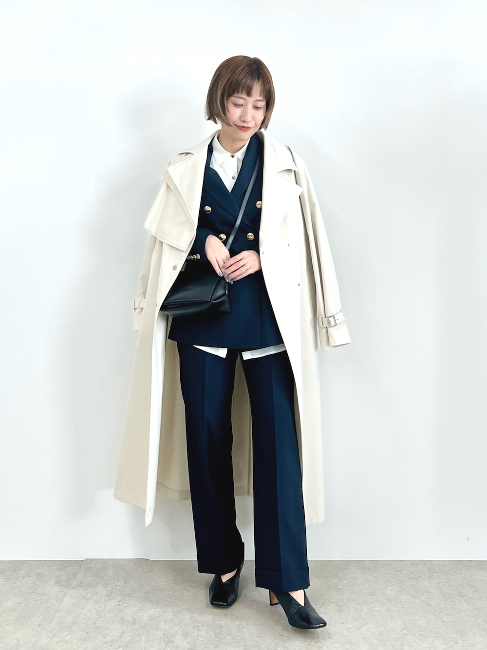 「ジャケット、セットアップ、トレンチコート、ロングコート、春アウター、パンツスタイル、キレイめコーデ、春服デビュー宣言、いまどきジャケット写真、ショップスタッフの推しセットアップ」｜「LOVELESSのレイヤードライトトレンチコート（トレンチコート、ホワイト系）」を使った、kyonさん（レディース・160cm）の春コーディネートの1枚目の写真