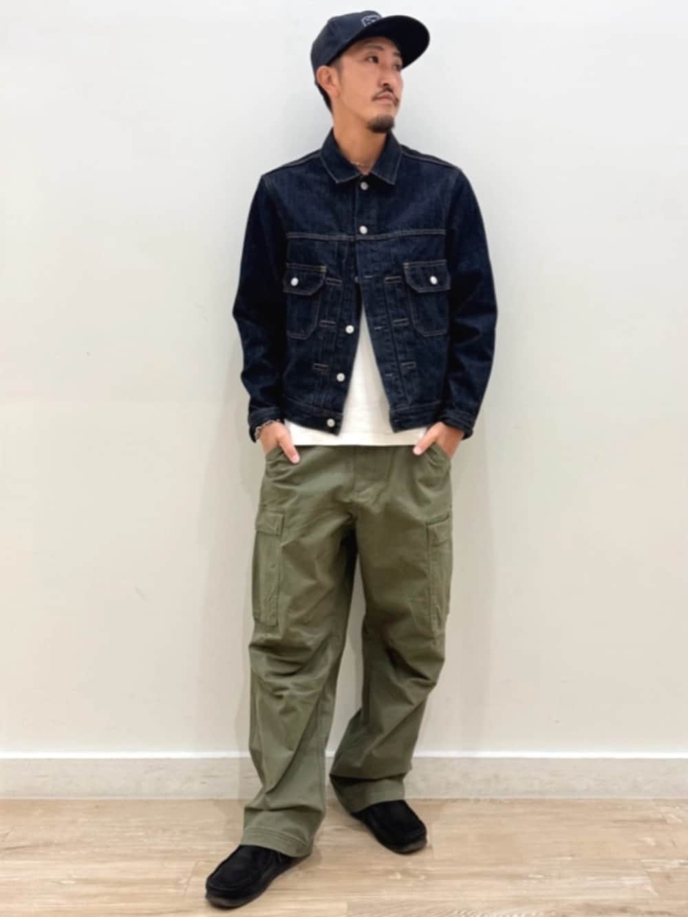 ブルー系のデニムジャケット、ホワイト系のTシャツ/カットソー、グリーン系のその他パンツを着用したメンズの秋コーディネートの1枚目の写真