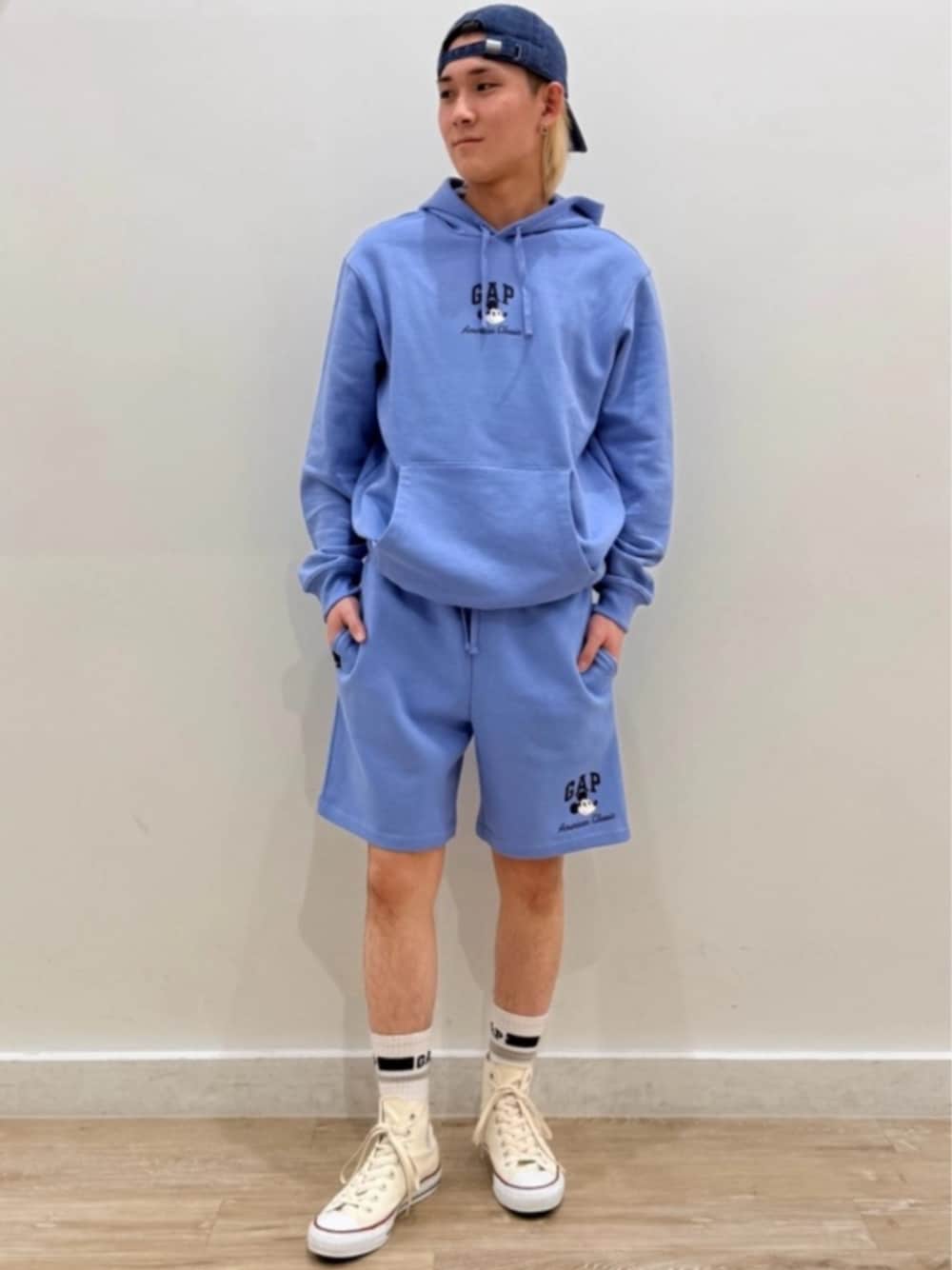 ブルー系のその他パンツ、ブルー系のパーカーを着用したメンズの春コーディネートの1枚目の写真