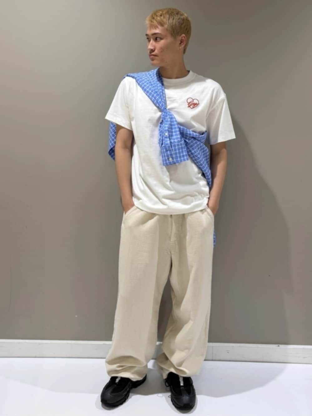 ブルー系のシャツ/ブラウス、ベージュ系のその他パンツ、ホワイト系のTシャツ/カットソーを着用したメンズの夏コーディネートの1枚目の写真