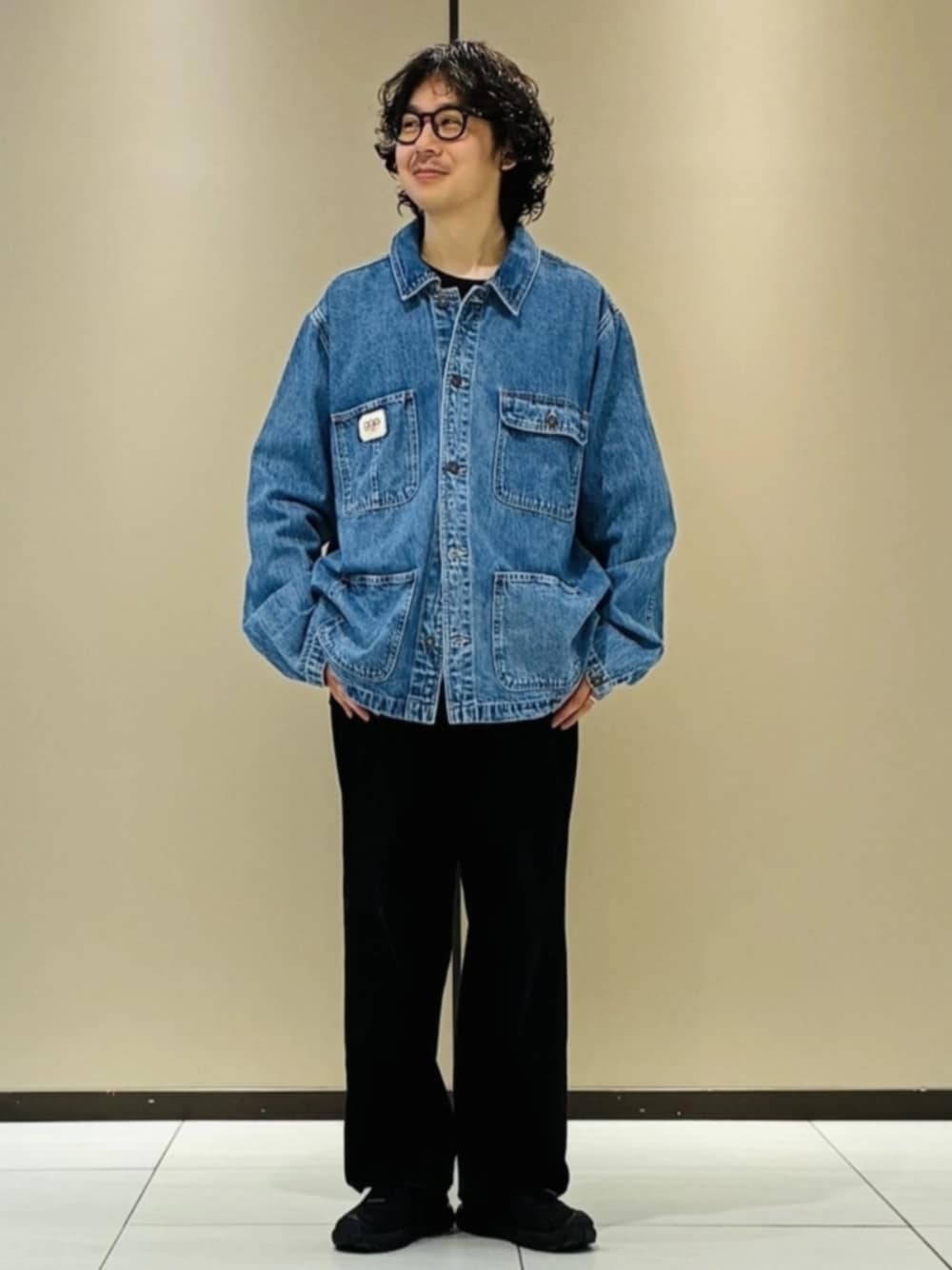 ブルー系のデニムジャケット、ブルー系のTシャツ/カットソー、ブラック系のデニムパンツを着用したメンズの春コーディネートの1枚目の写真