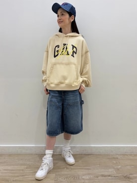 「GAP（ギャップ）のGap × Sean Wotherspoon デニム＆メッシュロゴ ベースボールハット（キャップ、ブルー系）」を使った、GapJapanさん（レディース・160cm）の春コーディネート