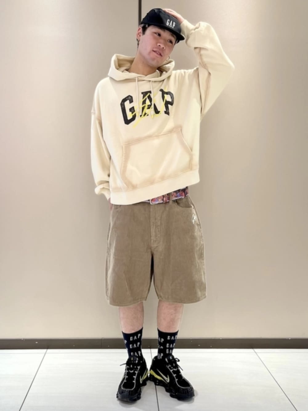ホワイト系のパーカー、ブラウン系のその他パンツ、ブラック系のキャップを着用したメンズの春コーディネートの1枚目の写真