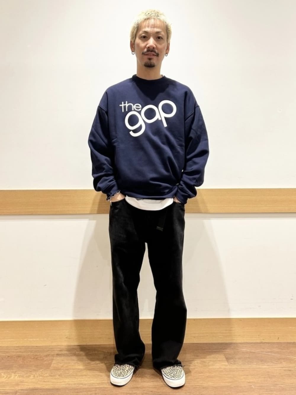 ホワイト系のTシャツ/カットソー、ブルー系のスウェット、ブラック系のデニムパンツを着用したメンズの秋コーディネートの1枚目の写真