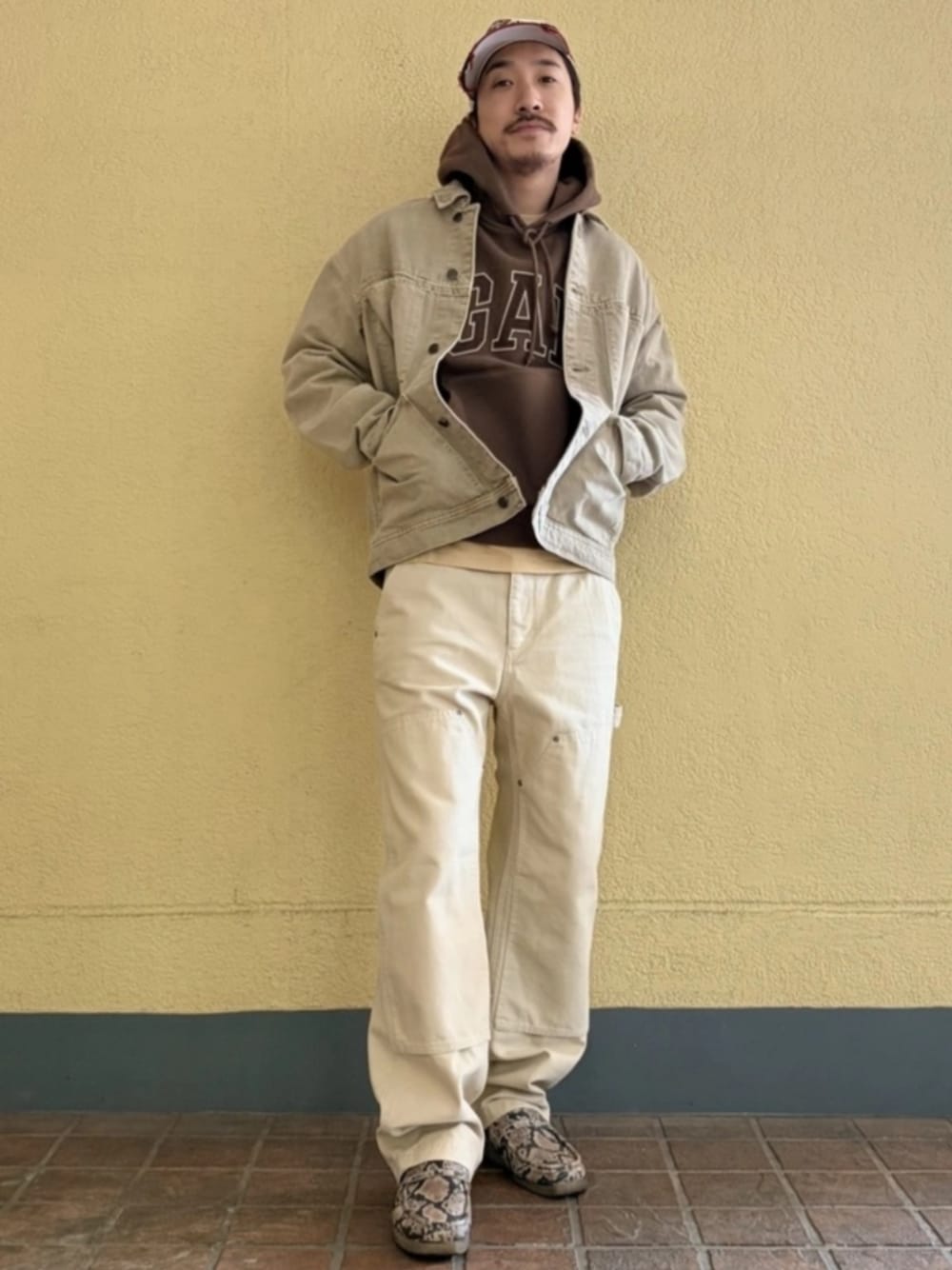 ベージュ系のTシャツ/カットソー、ベージュ系のその他パンツ、ブラウン系のパーカーを着用したメンズの春コーディネートの1枚目の写真