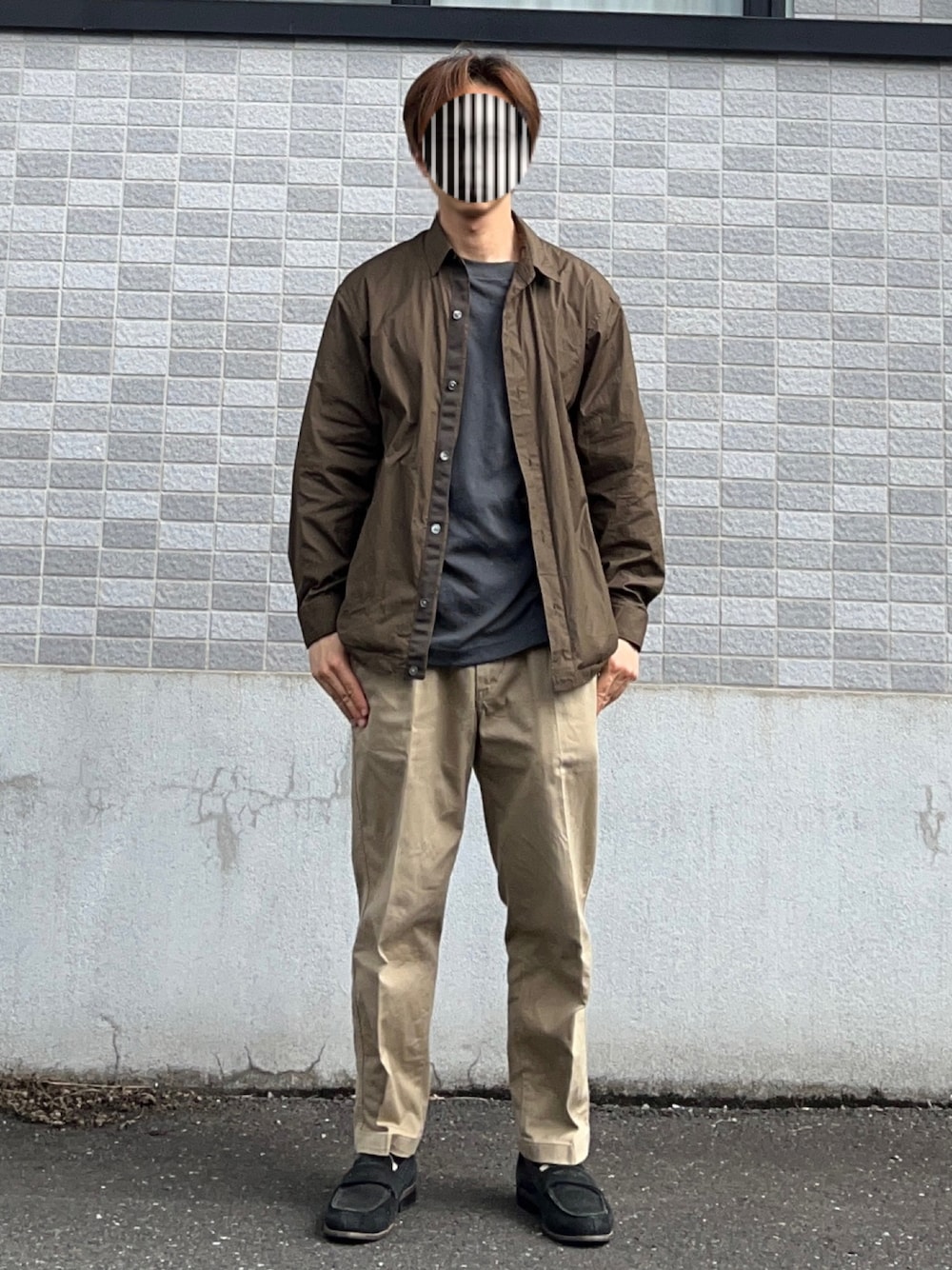 「プラスJ、ベージュのチノパン、初夏コーデ」｜「417 EDIFICEの◇HERISSON SUEDE LOAFER（ローファー、ブラック系）」を使った、PETRUCCIさん（メンズ・160cm）の春コーディネートの1枚目の写真