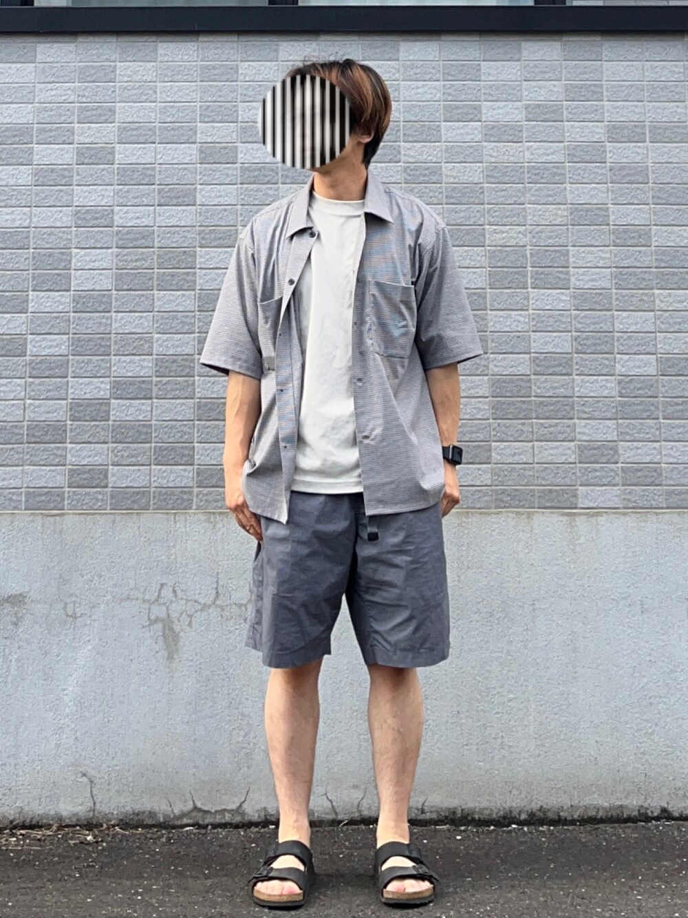 ブラック系のサンダル、グレー系のその他パンツ、グレー系のTシャツ/カットソーを着用したメンズの夏コーディネートの1枚目の写真