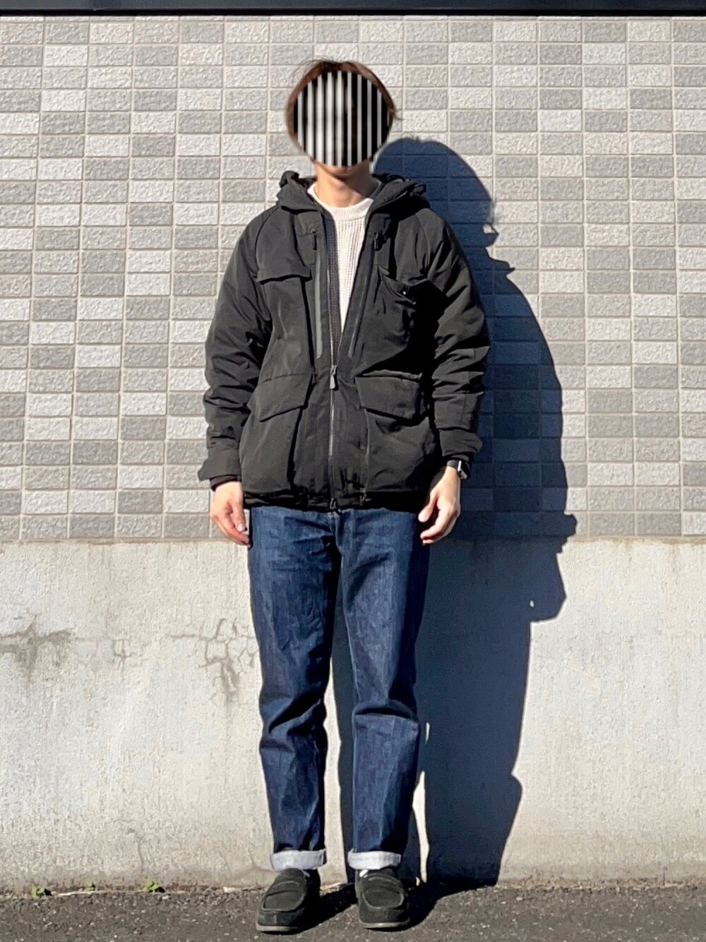 「ダウンパーカー、ホワイトマウンテニアリング、ユニクロ」｜「417 EDIFICEの◇HERISSON SUEDE LOAFER（ローファー、ブラック系）」を使った、PETRUCCIさん（メンズ・160cm）の冬コーディネートの1枚目の写真