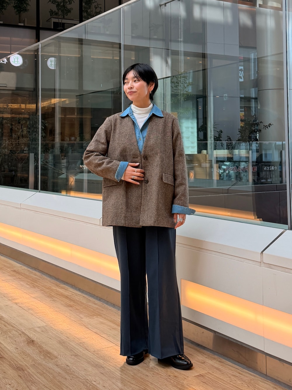 ブルー系のシャツ/ブラウス、ブラウン系のノーカラージャケット、ブルー系のその他パンツを着用したレディースの秋コーディネートの1枚目の写真