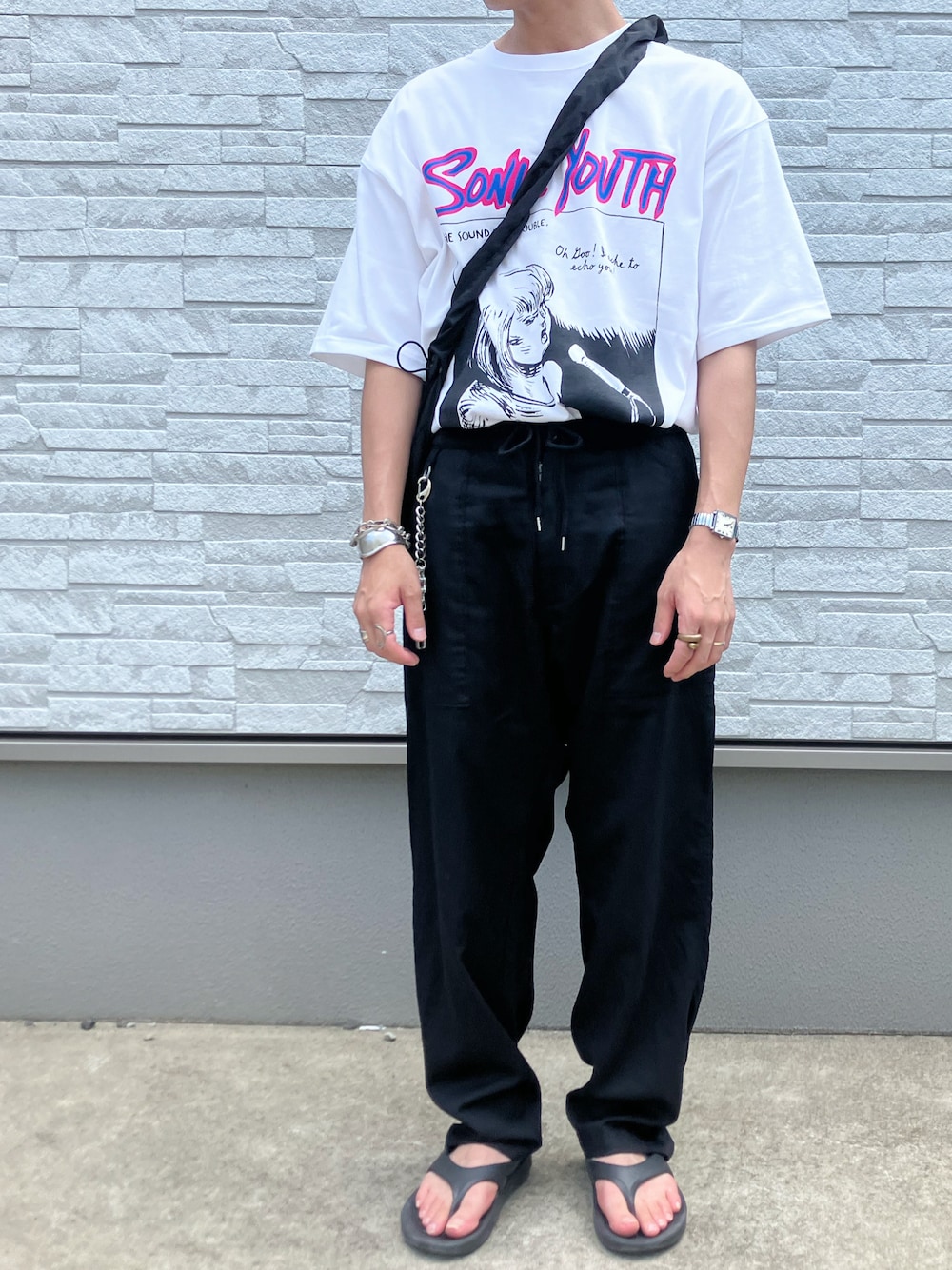 「休日スタイル、メンズファッション、今日のコーデ、バンドT、ストリート、モノトーンコーデ、サンダル、アクセサリー、プリントT、ブレスレット、リング、vintage」｜「VAGUE WATCH CO.の【VAGUE WATCH / ヴァーグウォッチ】Carre Extension 25mm Champagne（アナログ腕時計、シルバー系）」を使った、myucさん（メンズ・170cm）の夏コーディネートの1枚目の写真