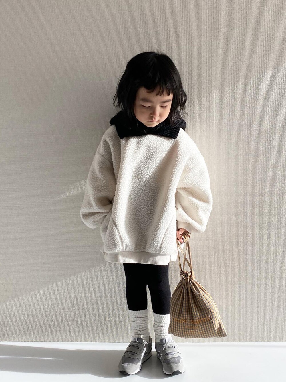 「バラクラバ、ローリーズファーム(LOWRYS FARM)、ローリーズファームキッズ、lowrysfarmkids、ボア、プルオーバー、ルーズソックス、韓国子供服、巾着バッグ、チェック、スニーカー、モノトーン、冬コーデ、カジュアルコーデ」｜「LOWRYS FARMのバラクラバ　165782（ネックウォーマー/スヌード、ブラック系）」を使った、y___aさん（キッズ・100cm）の冬コーディネートの1枚目の写真